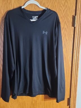 Women's Under Armour Black V-Neck Long Sleeve Performance Shirt, Size 2x